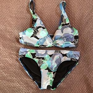Land’s End Bikini with adjustable straps and removable padding size 4.